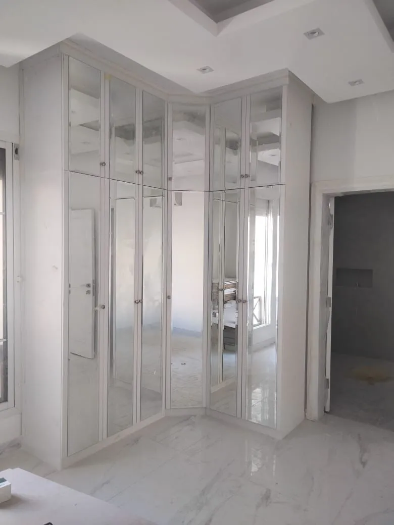 أفضل معلم ديكورات دواليب وجدران في اليمن: تصاميم مودرن 2026