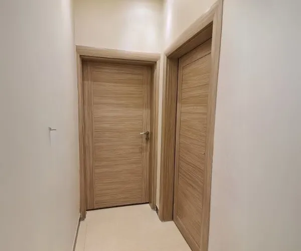 أبواب خشب داخلية مودرن في اليمن:الفخامة والجودة للأبواب 